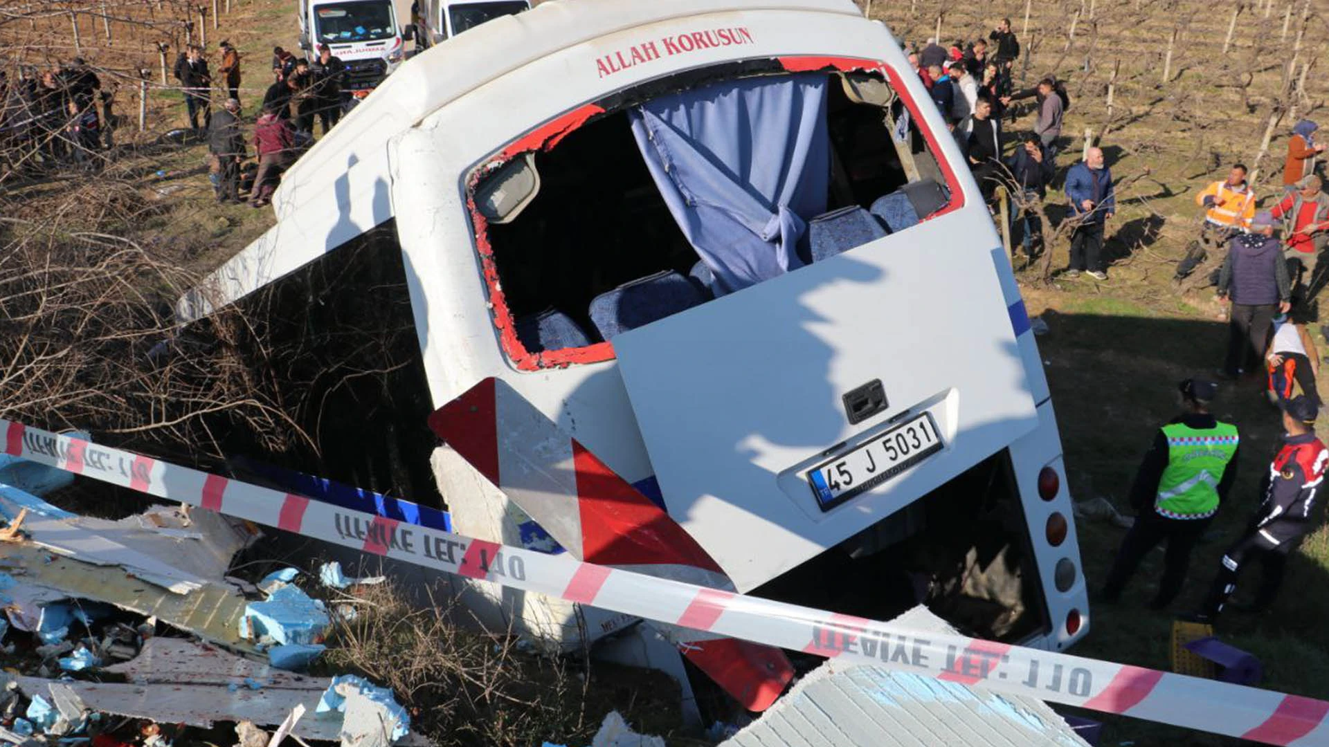 Manisa'da tır ile işçi servisi çarpıştı: Çok sayıda yaralı var