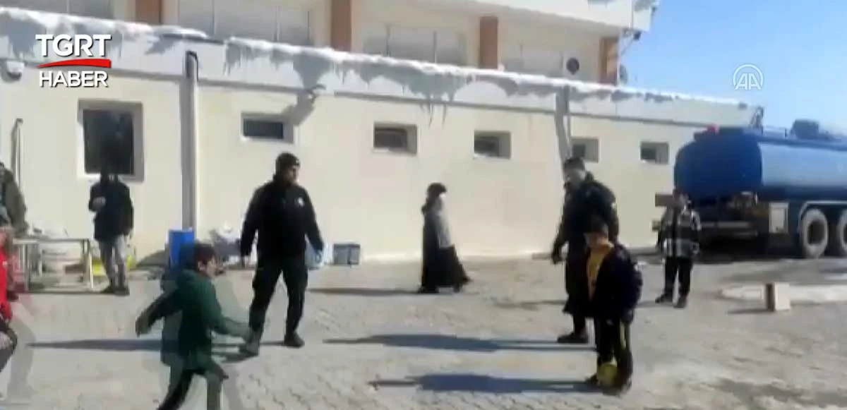 Polislerden takdir toplayan hareket! Depremzede çocuklarla maç yaptılar