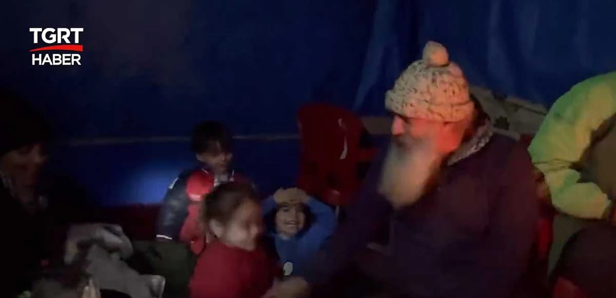 Tiyatrocu Halit Demir hikayeleriyle depremzede çocukları güldürdü