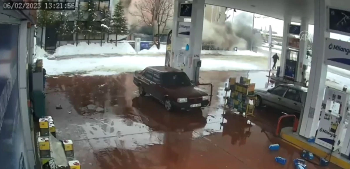 Afşin'de bir binanın 2. depremle yıkılışı kameralara böyle yansıdı