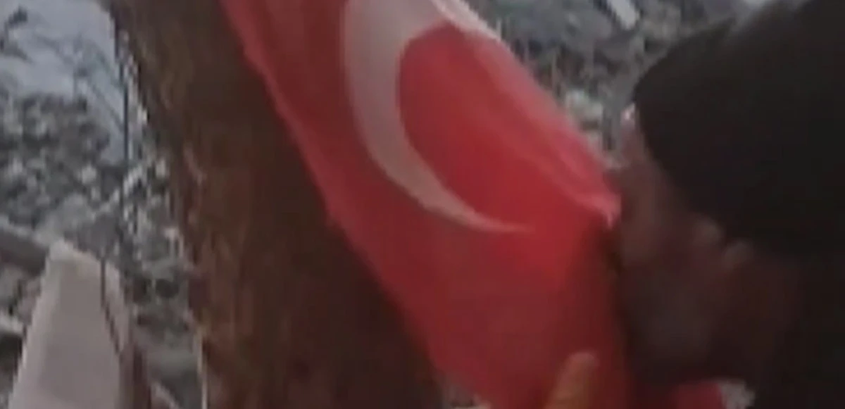 Tüyleri diken diken eden o an! Depremzede bayrağı öptü ‘Vatansız bırakma Ya Rab!’ diye ağladı
