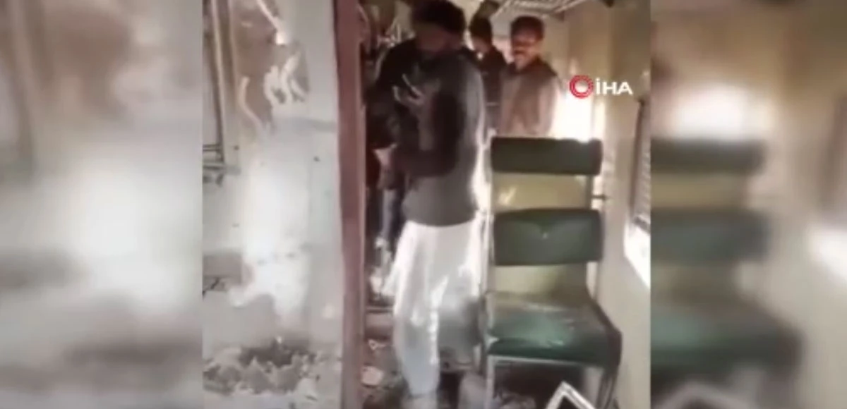 Pakistan'da hareket halindeki trende patlama: Ölü ve yaralılar var