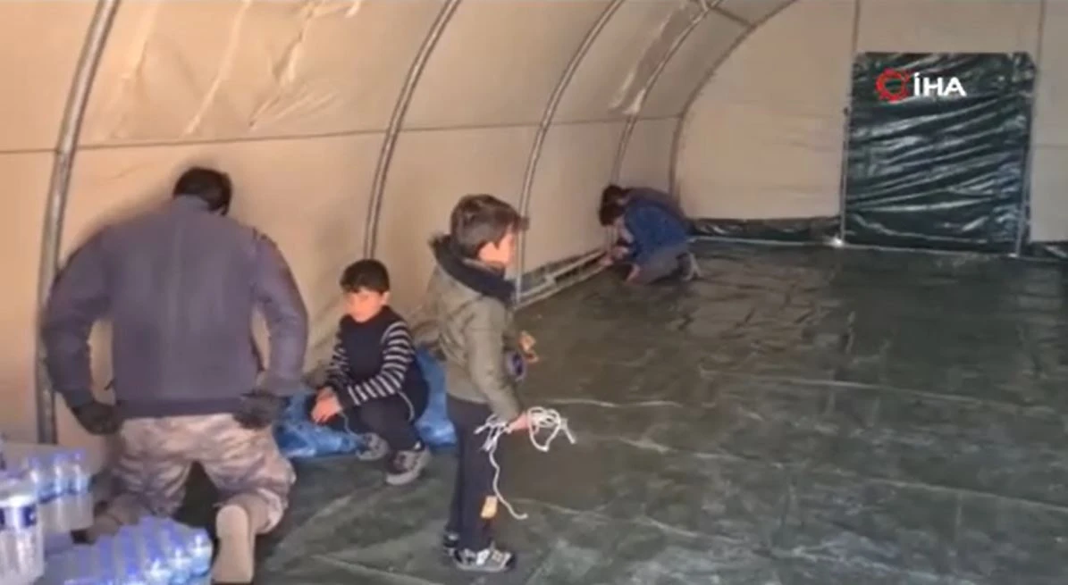 Yürek ısıtan görüntüler: Minikler, çadır kuran asker abilerine yardım etti
