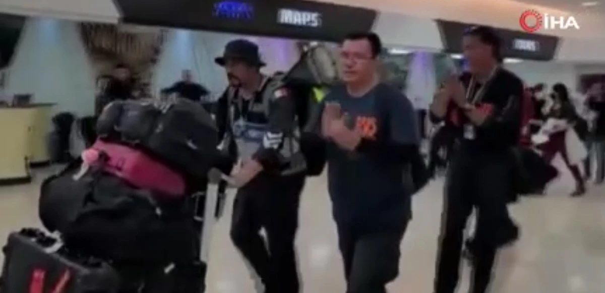 Meksikalı kurtarma ekipleri ülkelerinde alkışlarla karşılandı