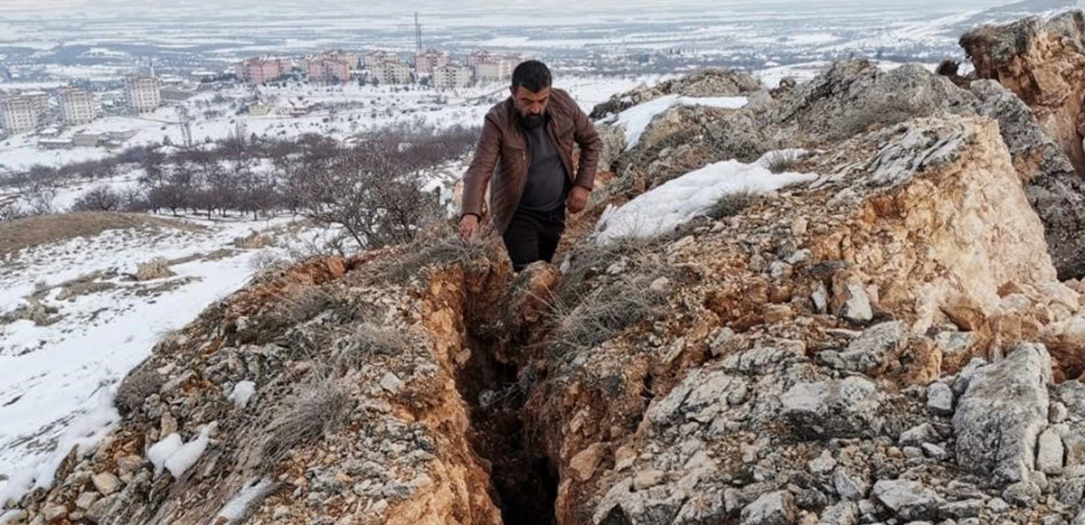 Malatya’da ürküten manzara: Deprem dağı ikiye böldü