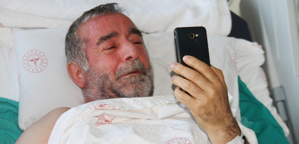 Depremde balkondan sokağa savrulan cep telefonu, bir aileden 4 kişiyi kurtardı