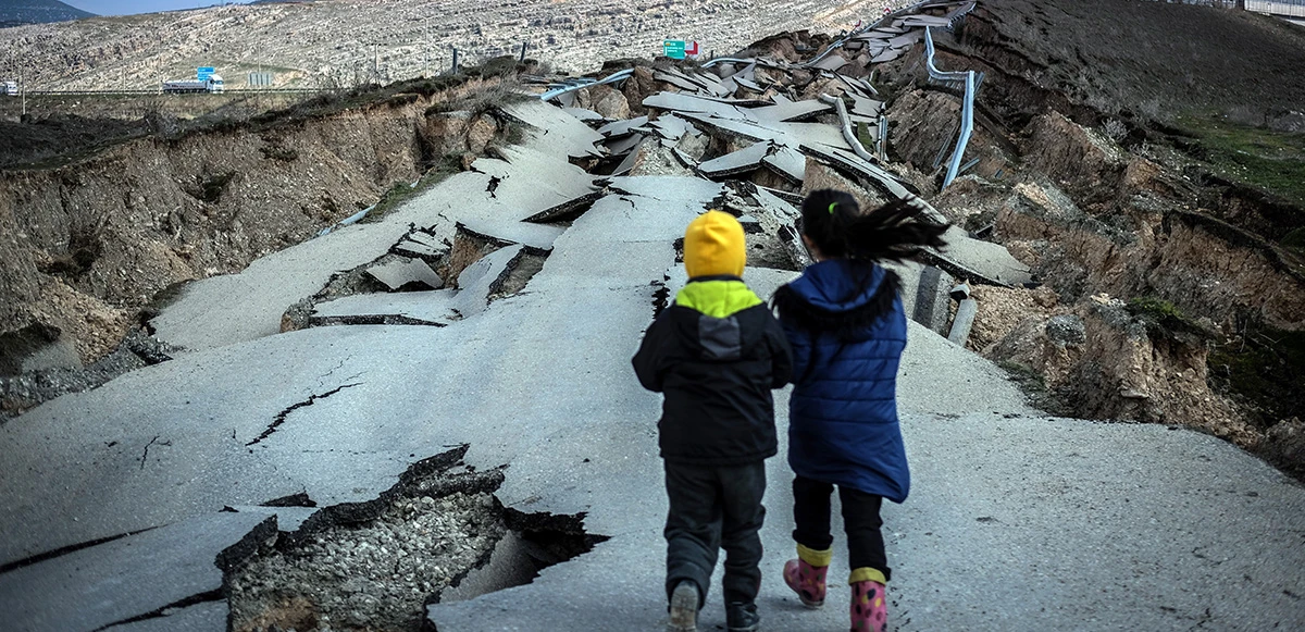 Pazarcık'ta deprem sonrası dehşete düşüren görüntüler! Yarılan yol böyle görüntülendi