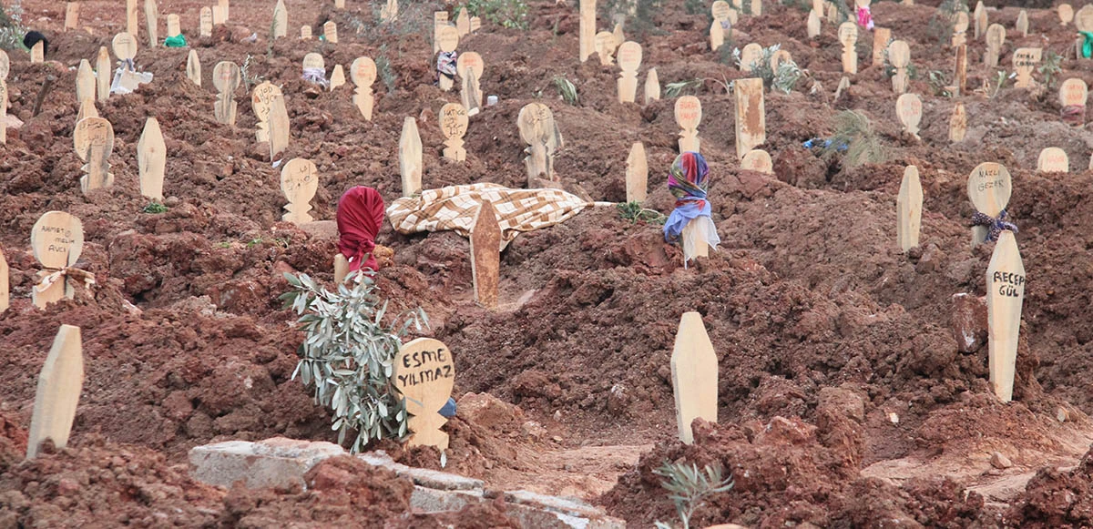 Yarım kalan hikayeler: Depremde hayatını kaybedenlerin mezarları yürekleri burktu