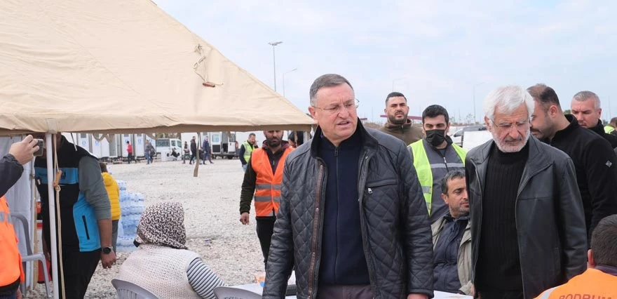 Hatay Büyükşehir Belediye Başkanı Lütfü Savaş ‘istifa etti’ iddialarını yalanladı