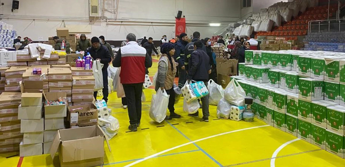 Depremden etkilenen Adıyaman’da ilk sosyal market açıldı