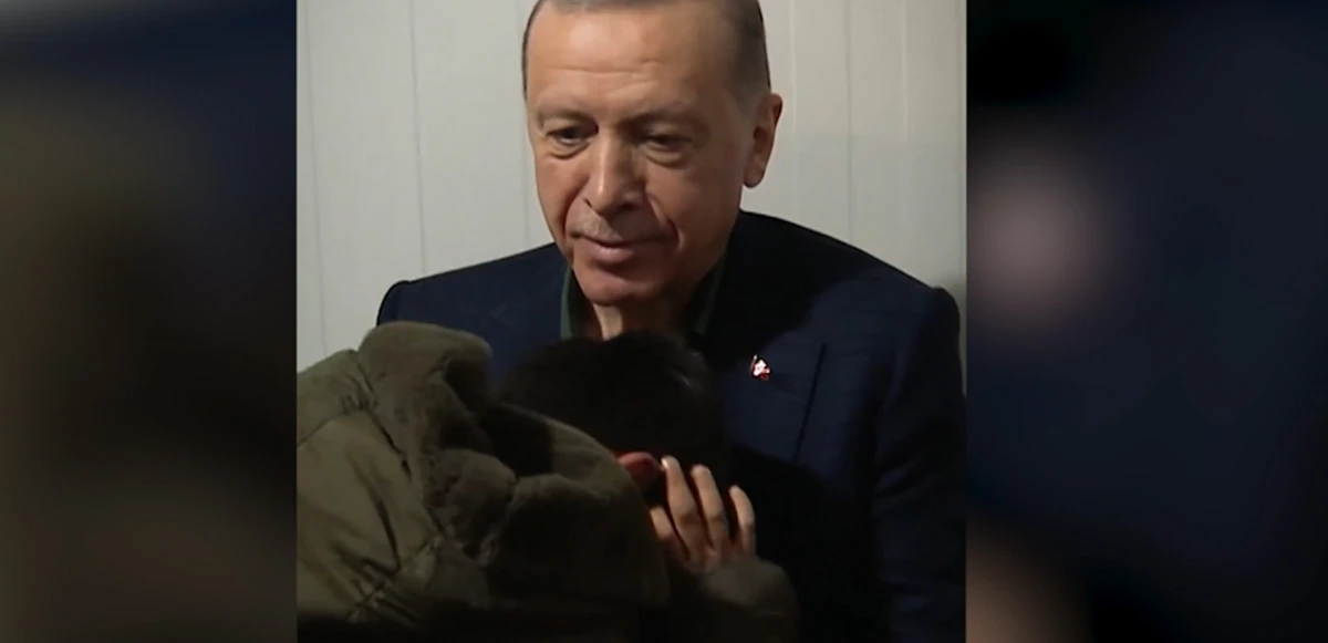 Depremzede bir çocuk Cumhurbaşkanı Erdoğan’a sarılarak ağladı