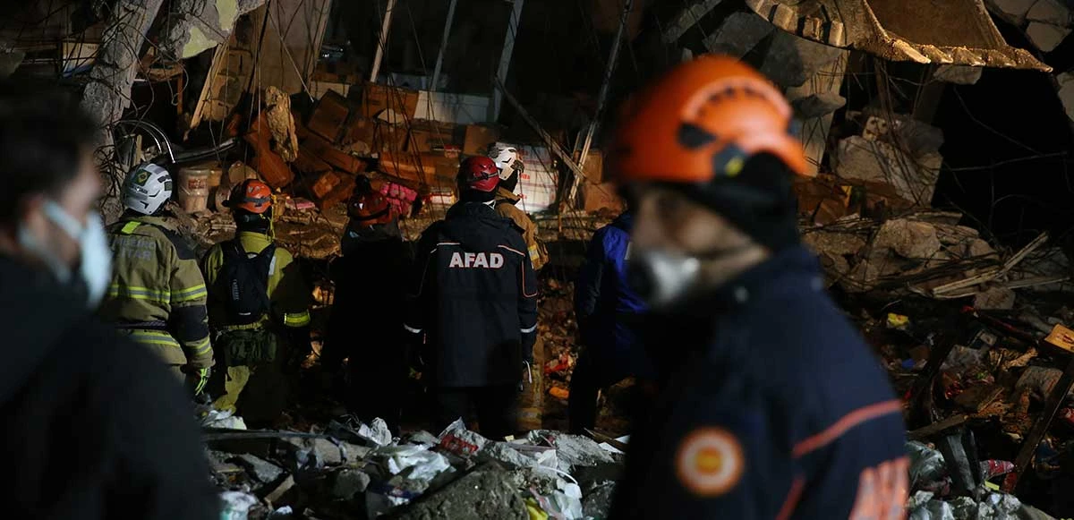 Hatay’da 6.4’lük deprem: Gazi Mahallesi'ndeki yıkılan binada kalan arama kurtarma faaliyeti sürüyor