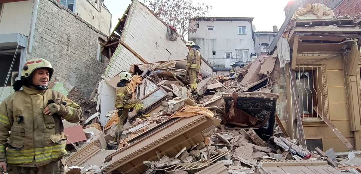 İstanbul Fatih'te metruk bina çöktü! Olay yerine ekipler sevk edildi