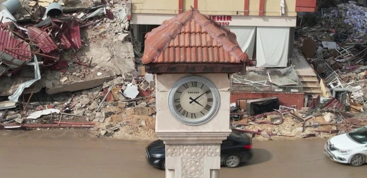 Etrafındaki binalar yıkıldı o ayakta kaldı: Hatay’da deprem zamanı durdurdu