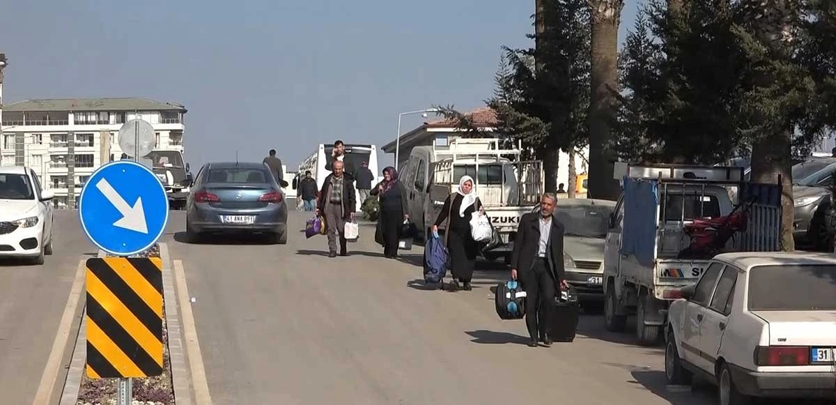 Hatay'da depremzede vatandaşlar bölgeyi terk ediyor