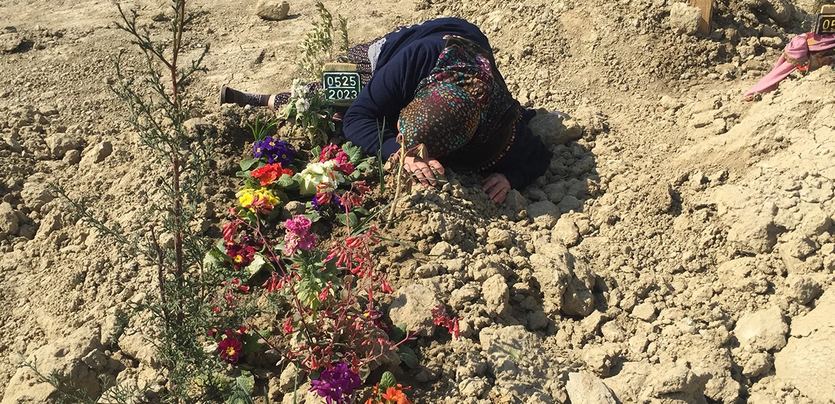 Depremde ailesini kaybeden annenin feryadı: Ben hanginize sarılayım