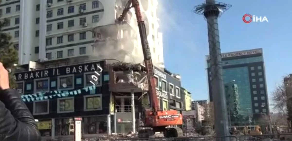 Deprem sonrası onlarca kişiye mezar oldu! Diyar Galeria İş Merkezi’nde yıkım başladı