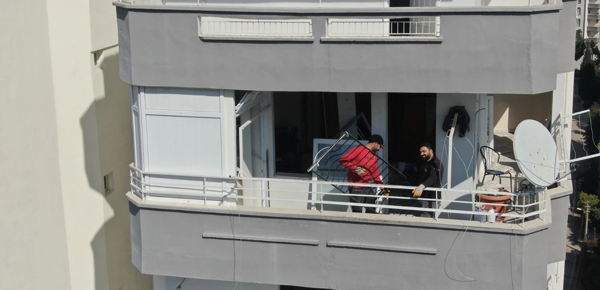 Adana'da canlarını hiçe sayarak yıkılma tehlikesi olan binalara giren hurdacılardan pes dedirten savunma