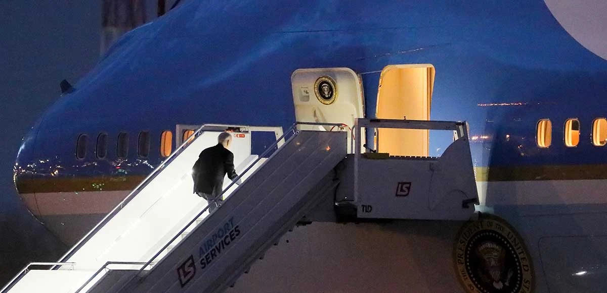 ABD Başkanı Biden Polonya’dan dönerken uçak merdivenlerinden düştü