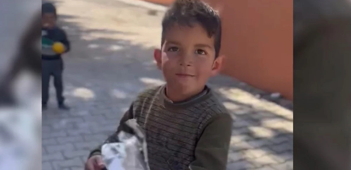 Dünyanın en anlamlı ikramı! Depremzede çocuğun videosu izleyenleri duygulandırdı