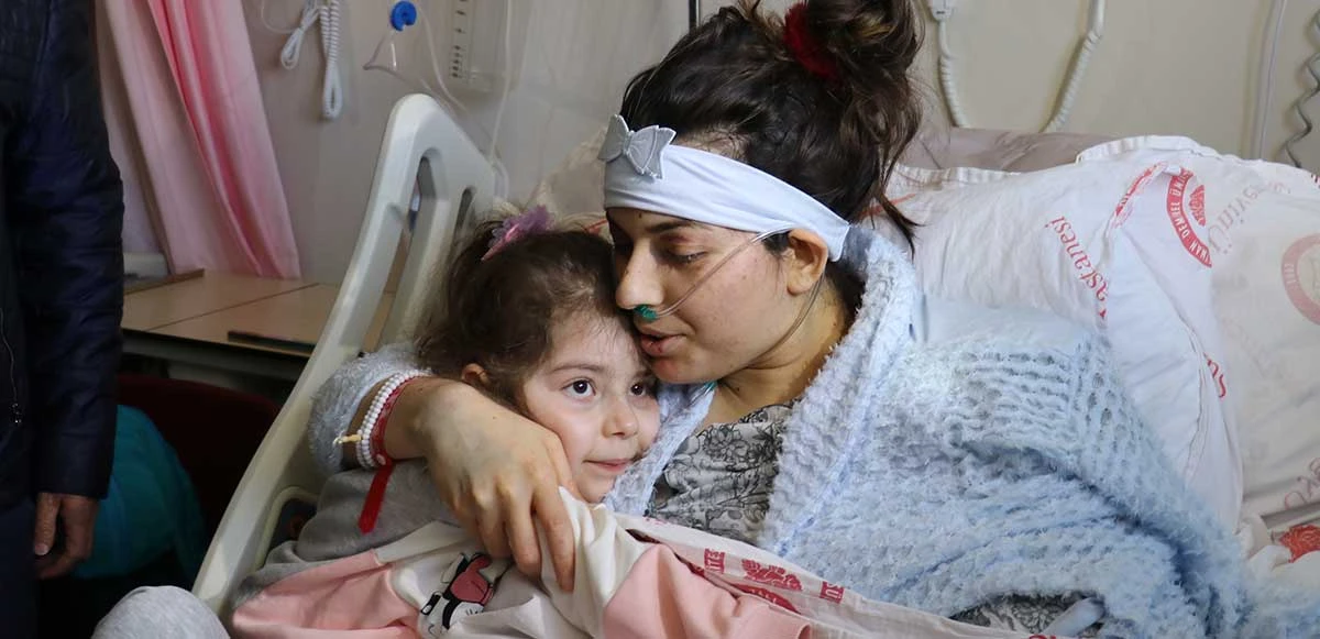 Anne ve kızı deprem felaketinden 17 gün sonra buluştu: