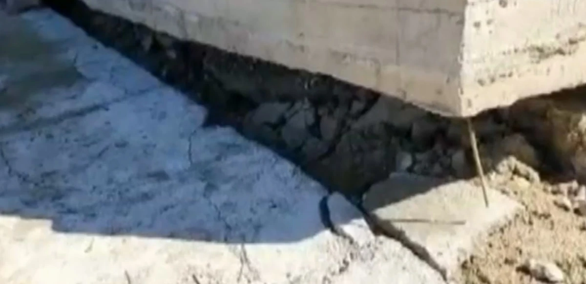 Temel çöktü ev havada kaldı! Deprem bölgesindeki manzara görenleri hayretler içerisinde bıraktı