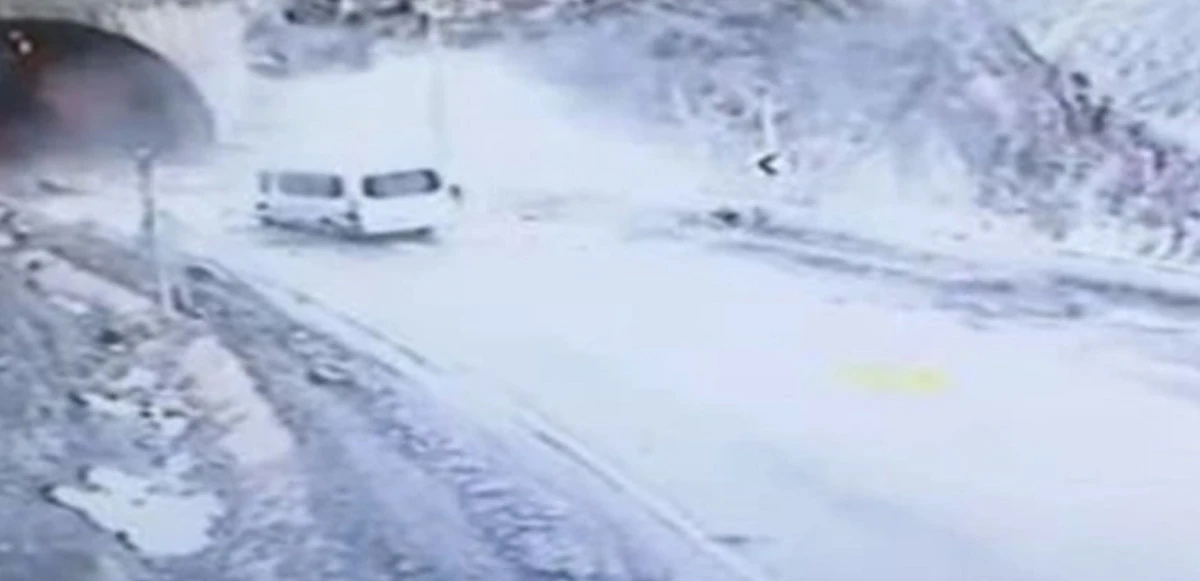 Heyelanla düşen dev kayalar servis aracını kullanılamaz hale getirdi: 4 yaralı