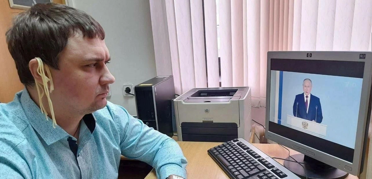 Putin'in ulusa seslenişini kulaklarına makarna takıp izledi! Vekilin verdiği mesaj ortaya çıktı