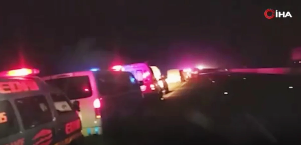 Pakistan'da araçlar birbirine girdi! 12 ölü, 20 yaralı