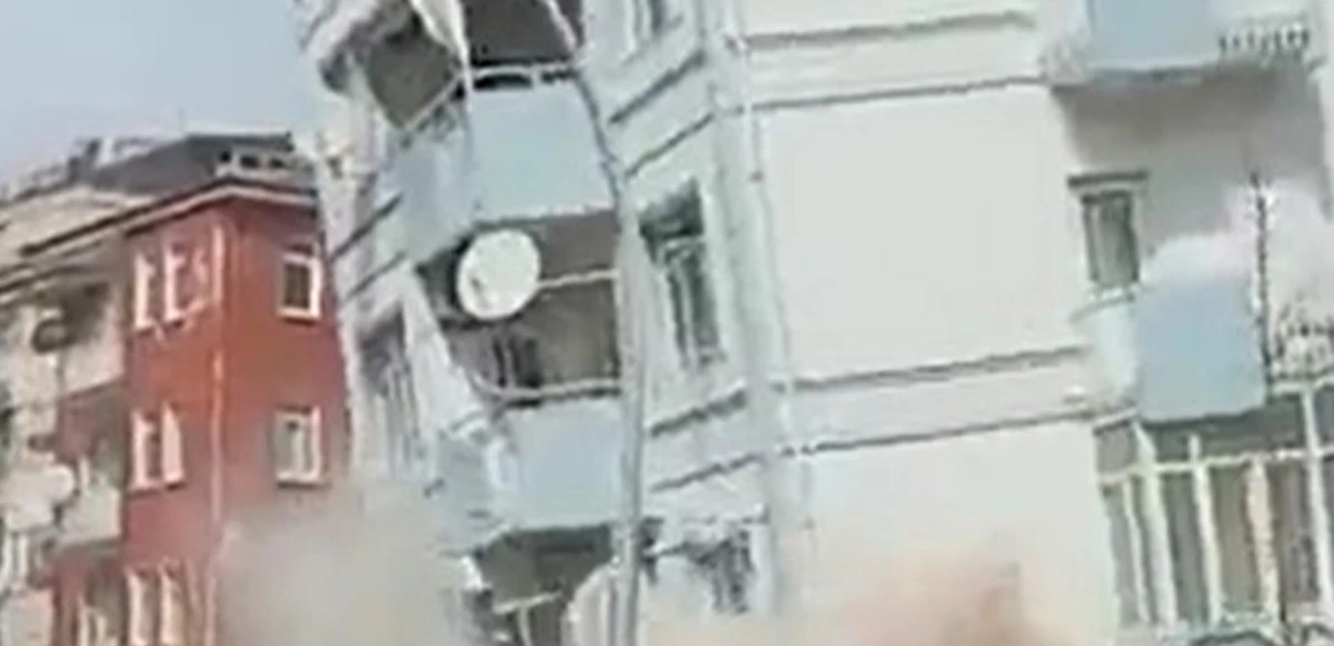 Malatya’daki depremde binaların yıkılma anı kamerada