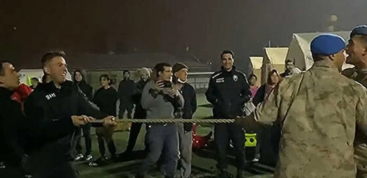 Deprem bölgesinde jandarma komando ve polisler halat çekme oyunu oynadı