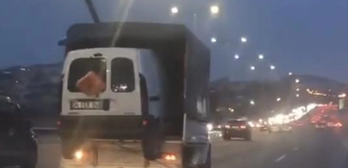 Görenleri şaşkına çevirdi: Kamyonetin kasasında araç taşıdı