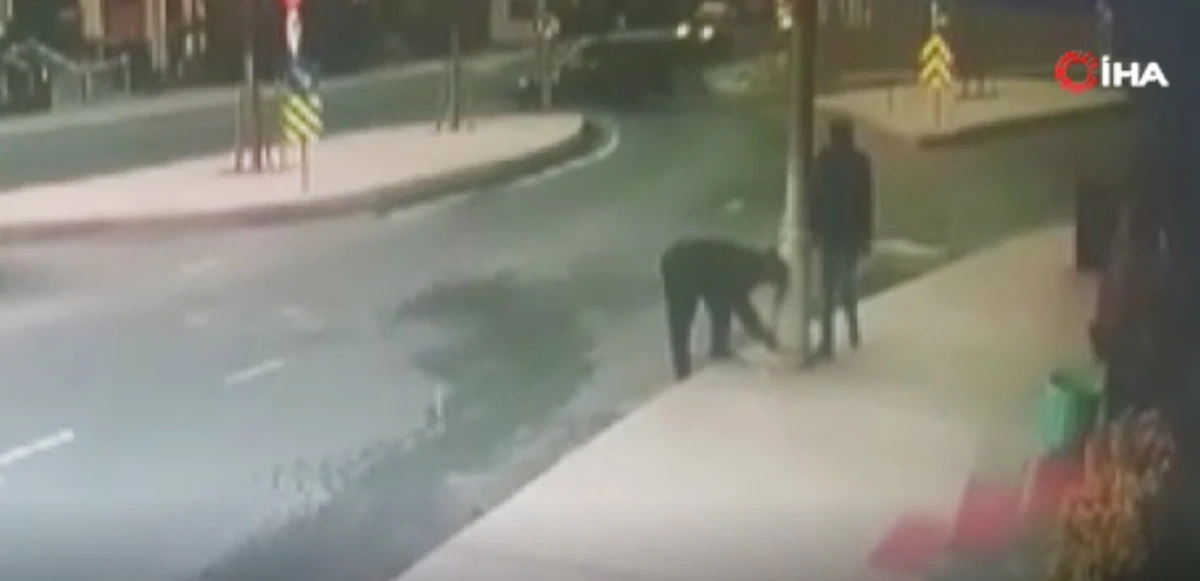 İstanbul’da pes dedirten olay! Aydınlatma direklerini çaldılar
