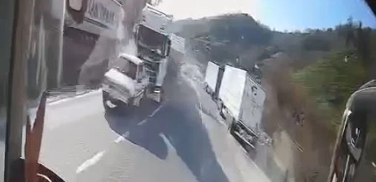 3 aracın karıştığı feci kaza kamerada