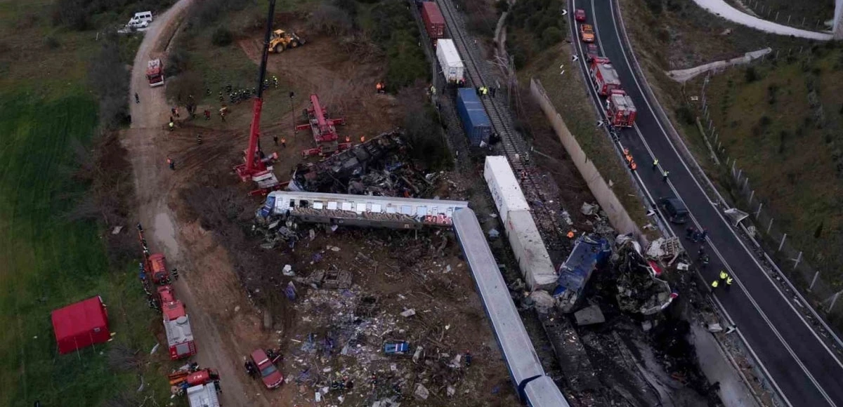 Yunanistan'daki tren kazasının facia anı! Büyük bir alev topu gökyüzüne yükseldi