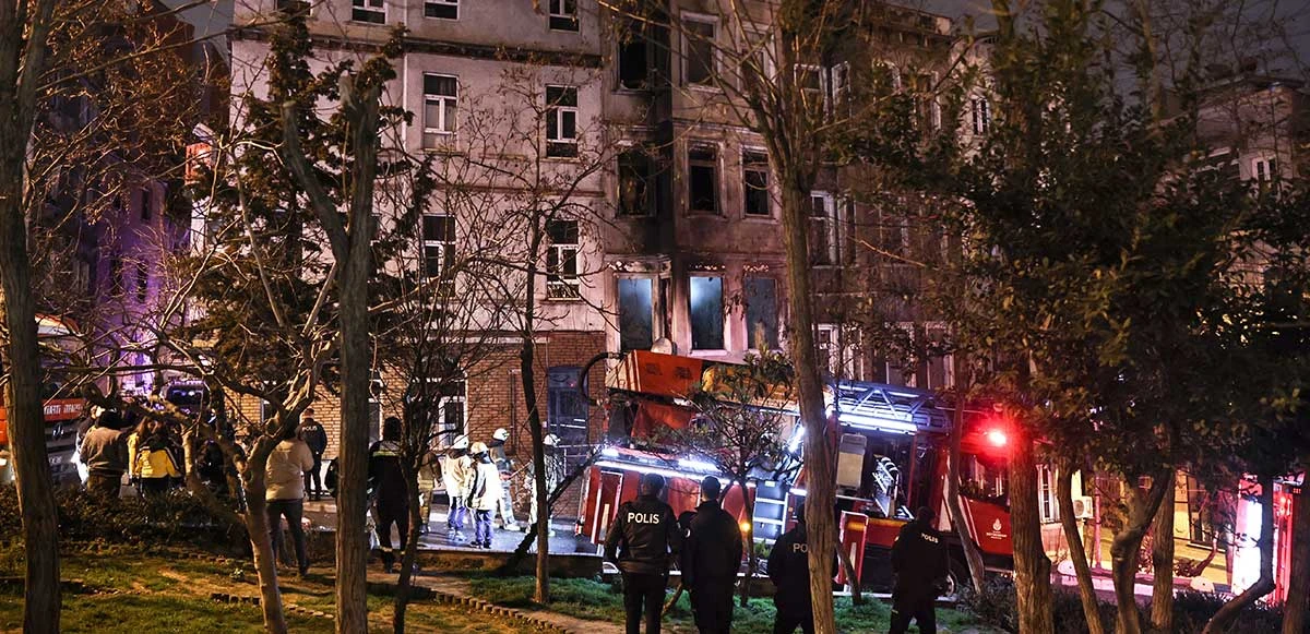 Beyoğlu’nda korkutan yangın: Mahsur kalan 2 kişiyi itfaiye ekipleri kurtardı