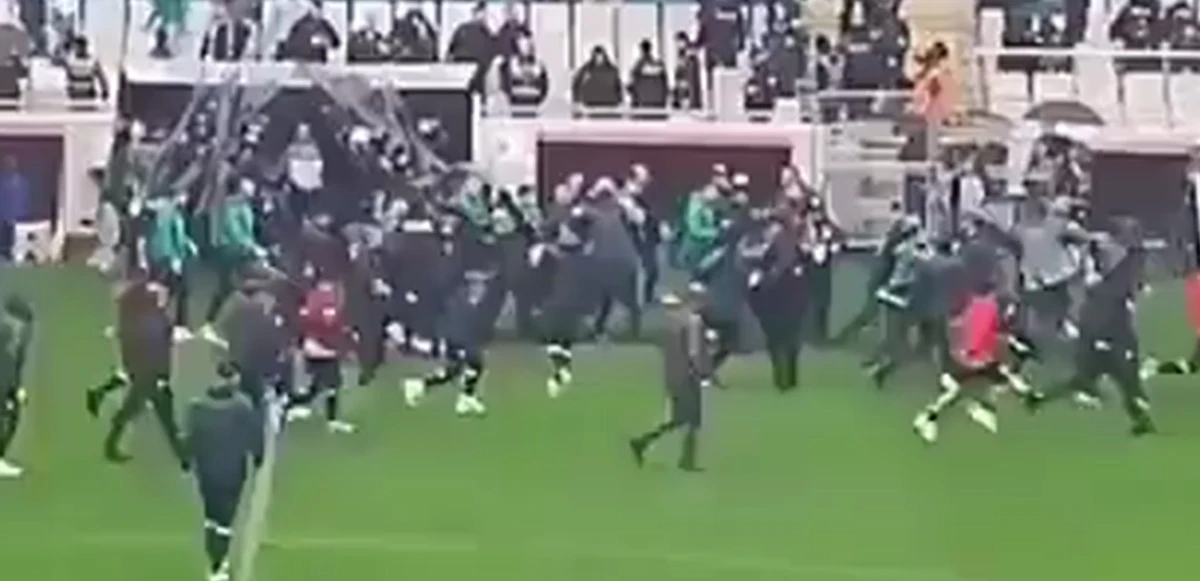 Bursaspor-Amedspor maçı öncesi saha karıştı