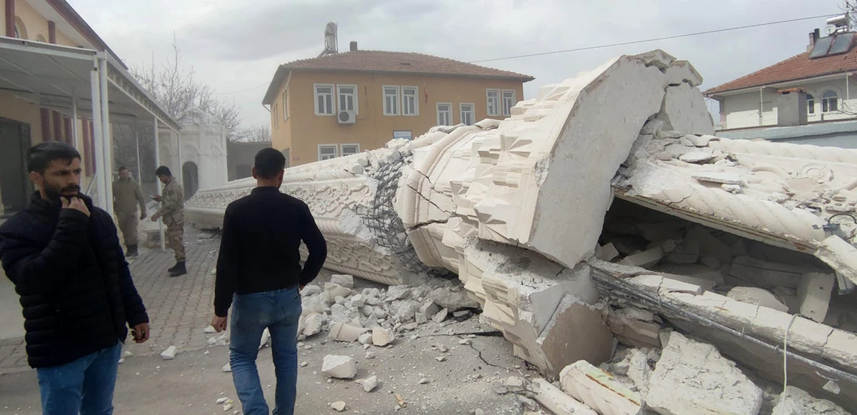 Depremde hasar gören caminin minaresi kontrollü şekilde yıkıldı