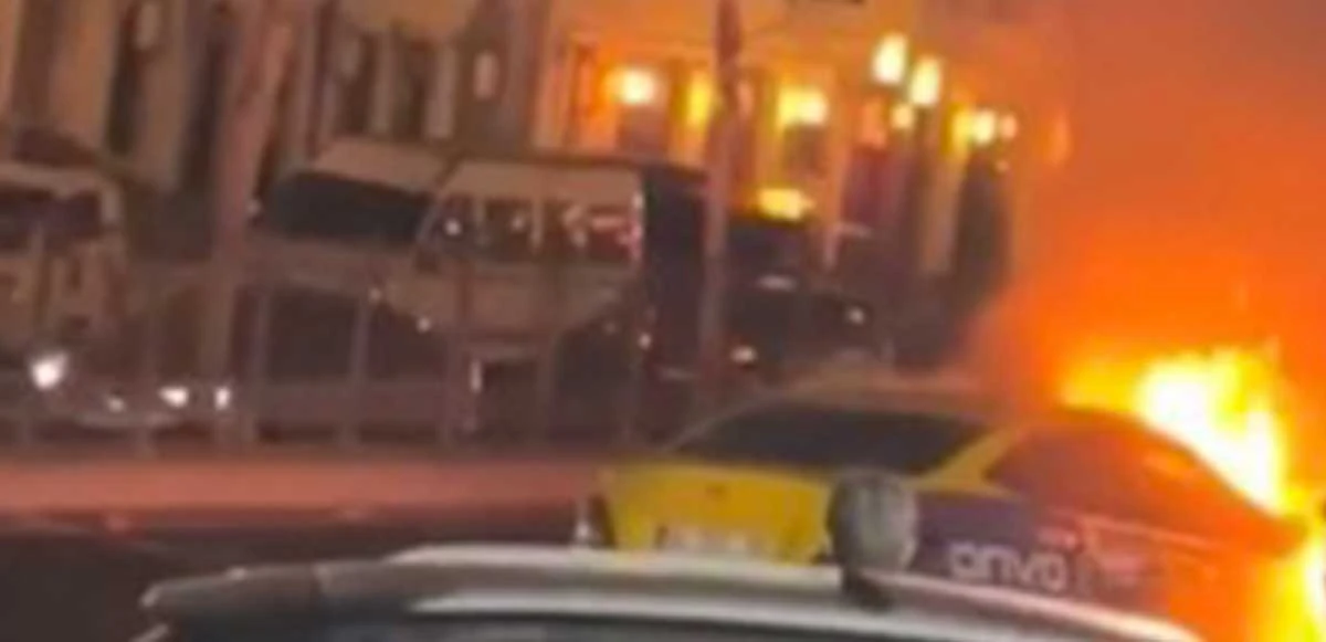 Ticari taksi alev alev yandı! Şoför canını zor kurtardı