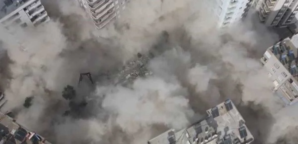 Adana’da depremde ağır hasar alan apartman kontrollü yıkıldı