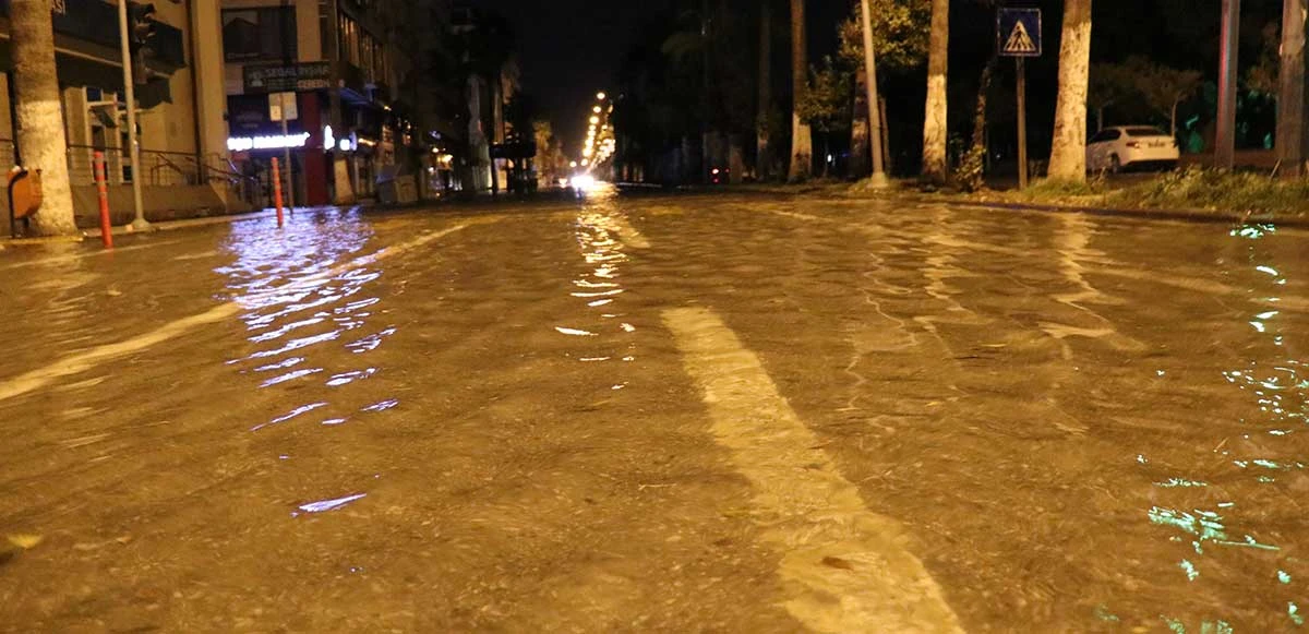 Hatay'daki deprem sonrası İskenderun sular altında kaldı