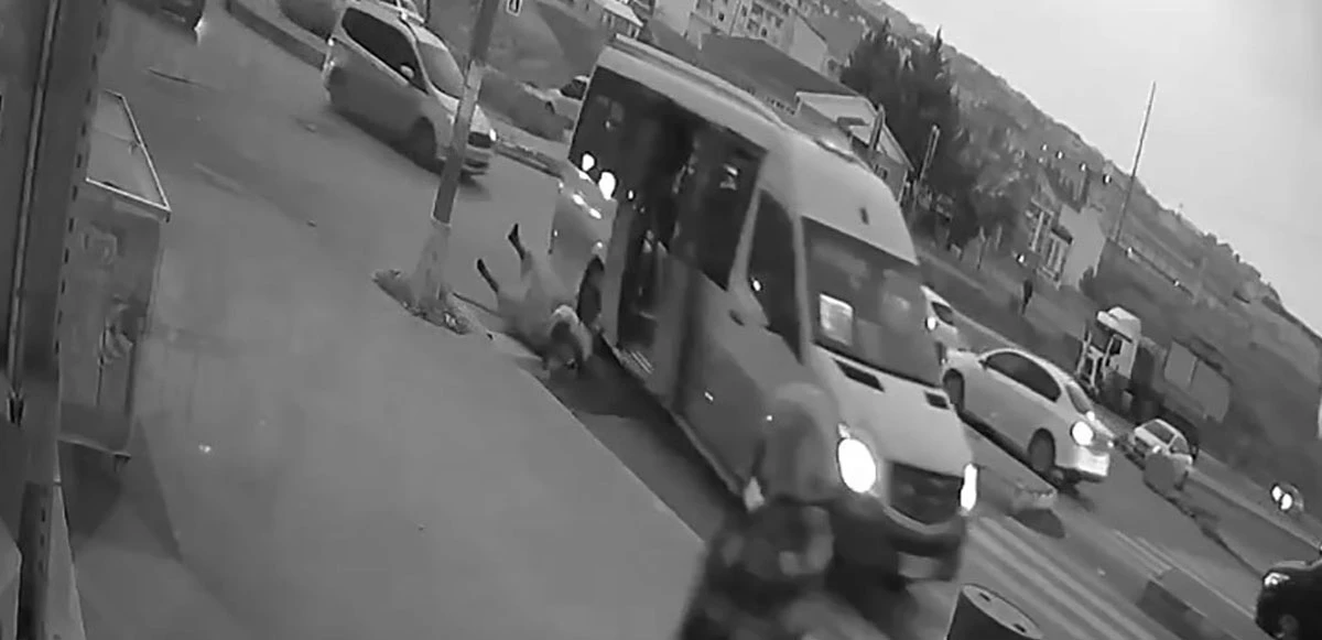 Genç kadın, kucağında çocuğuyla kapısı açık minibüsten düştü