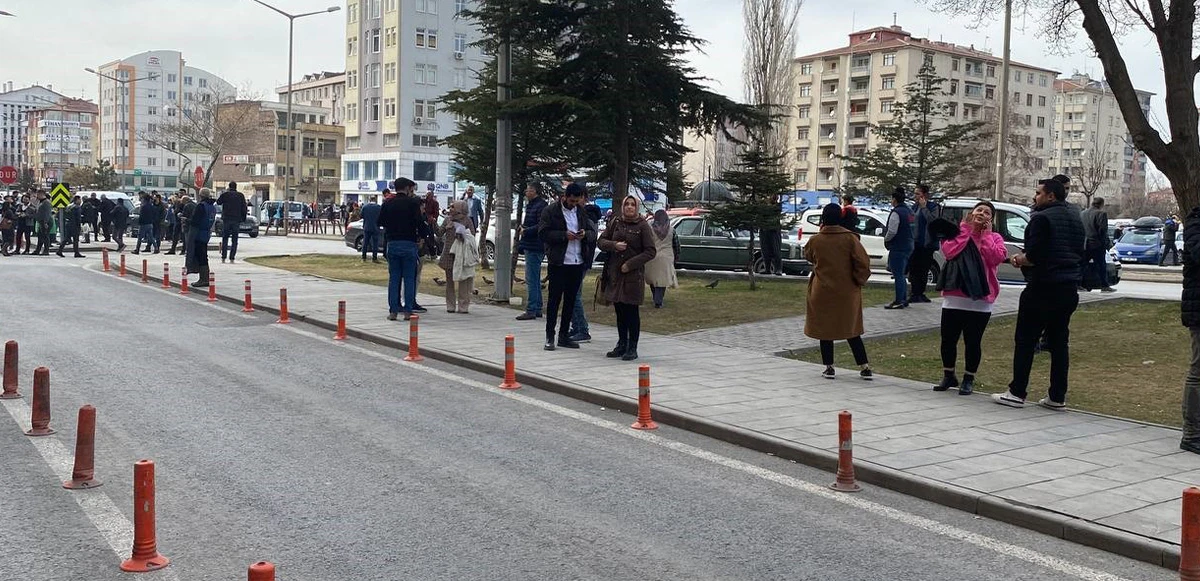 Kayseri depremlerle sallandı, vatandaşlar sokağa döküldü