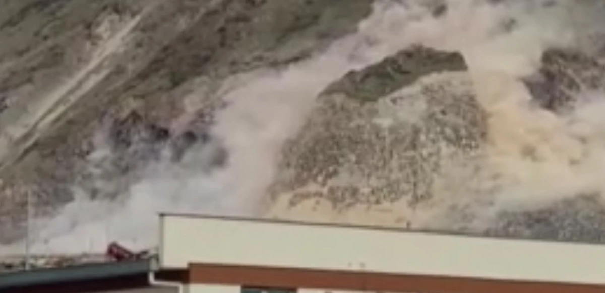 Deprem sonrası Kayseri'de ilginç görüntüler: Dağdan toz bulutu yükseldi