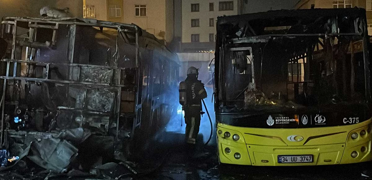 Devriye atan gece bekçileri fark etti... İstanbul Tuzla’da 3 İETT otobüsü yandı