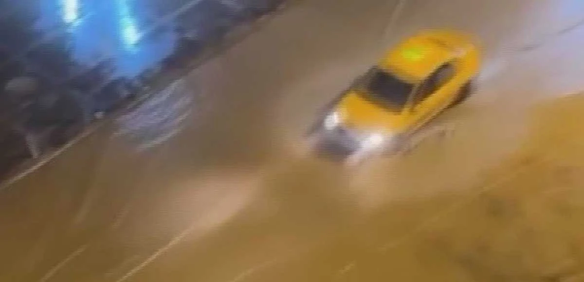 İzmir sular altında kaldı! Araçlar çukurlara düştü