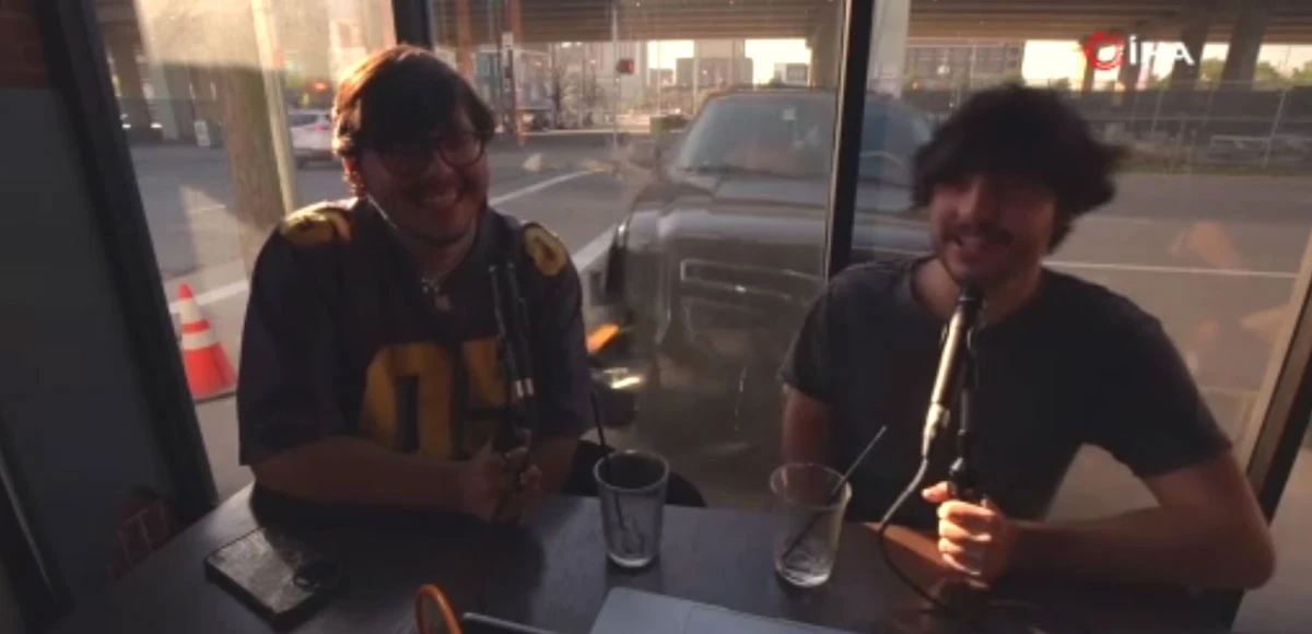 Kafenin içinde röportaj yapan gençlere otomobil çarptı!
