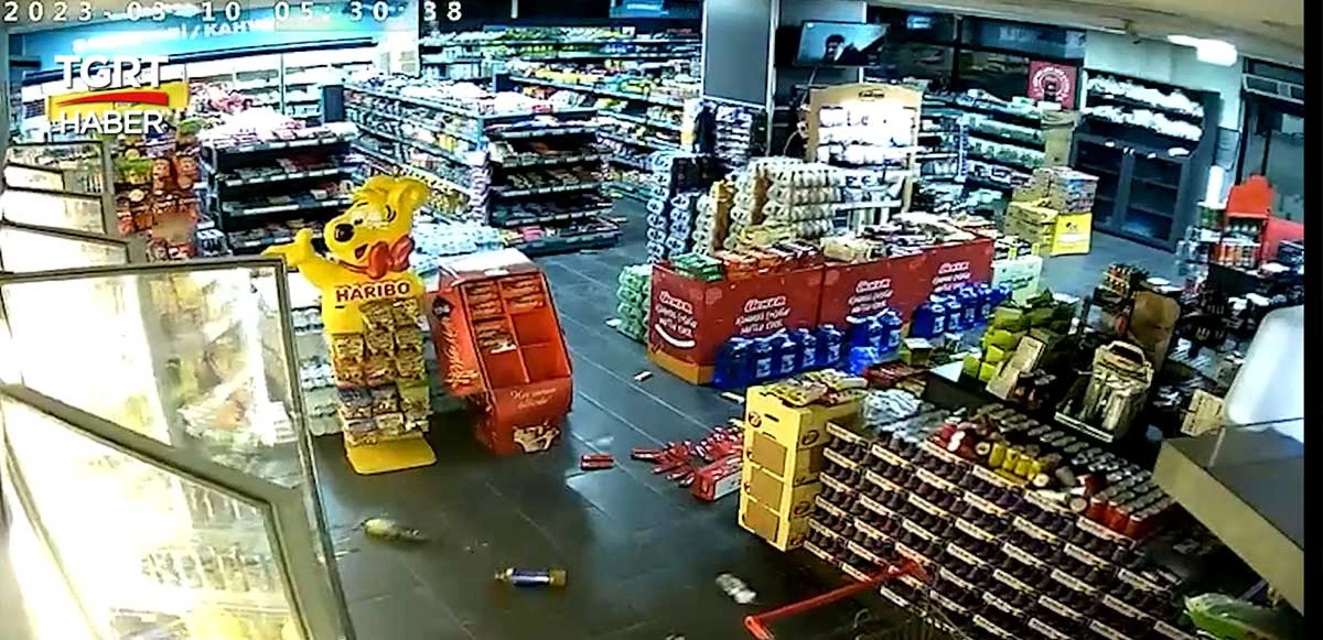 Kayseri’de deprem anı marketin güvenlik kamerasında