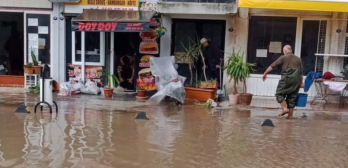 İzmir yarım saatte felç oldu! Araçlar suya gömüldü, sürücüler mahsur kaldı...