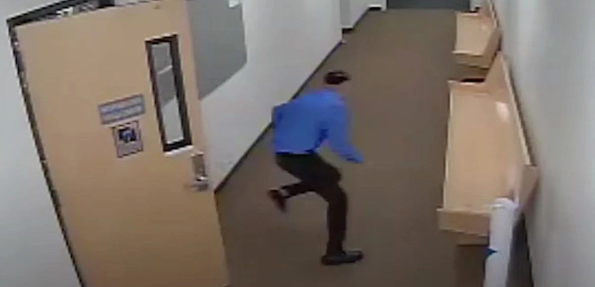 Mahkeme salonundan firar etti